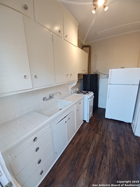 Listing photo id 25 for 127 Magnolia W