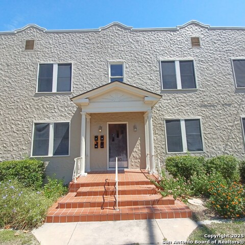 Listing photo id 2 for 127 Magnolia W