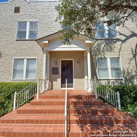 Listing photo id 4 for 127 Magnolia W