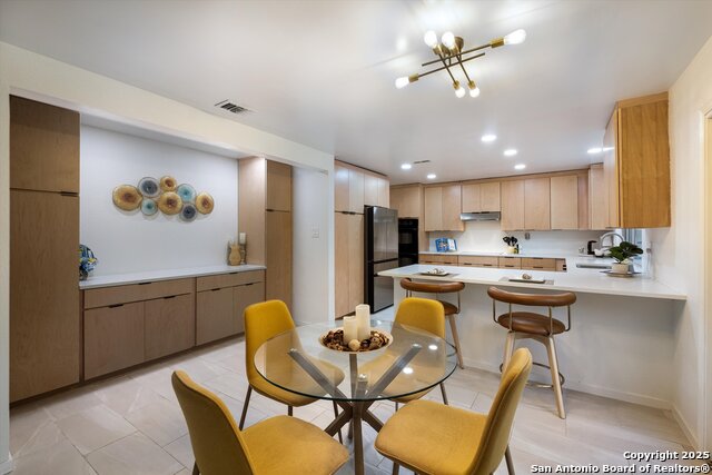 Listing photo id 9 for 19903 Encino Ridge