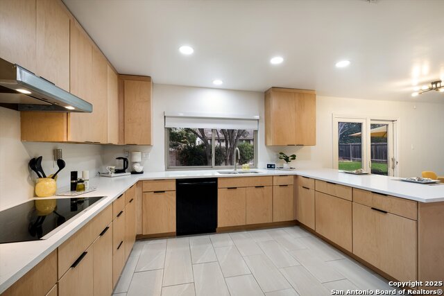 Listing photo id 13 for 19903 Encino Ridge
