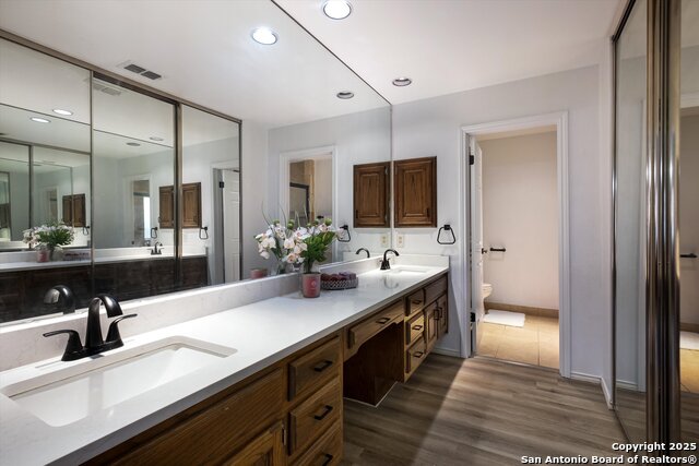 Listing photo id 14 for 19903 Encino Ridge
