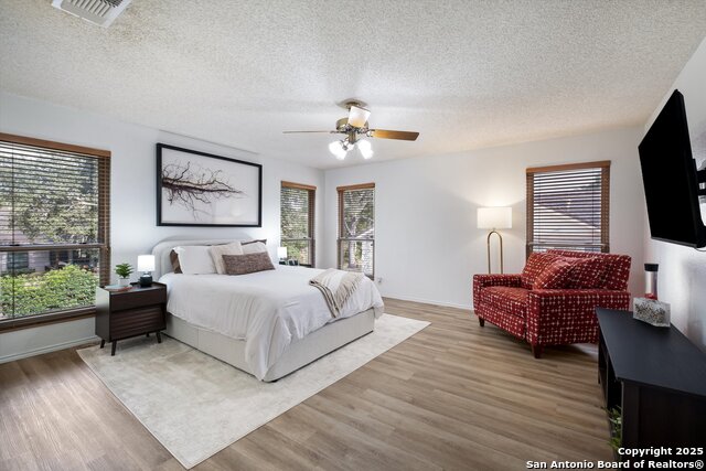 Listing photo id 15 for 19903 Encino Ridge