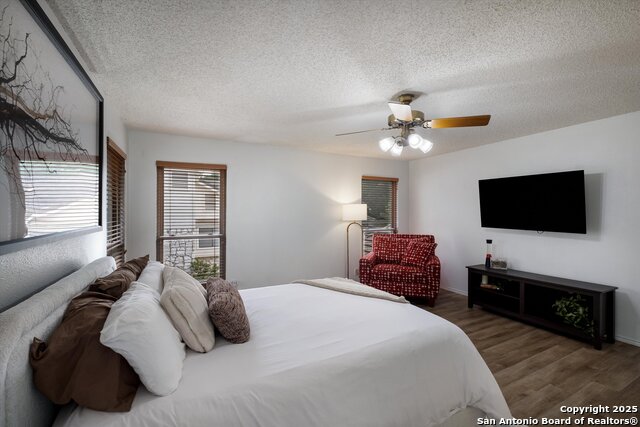 Listing photo id 16 for 19903 Encino Ridge