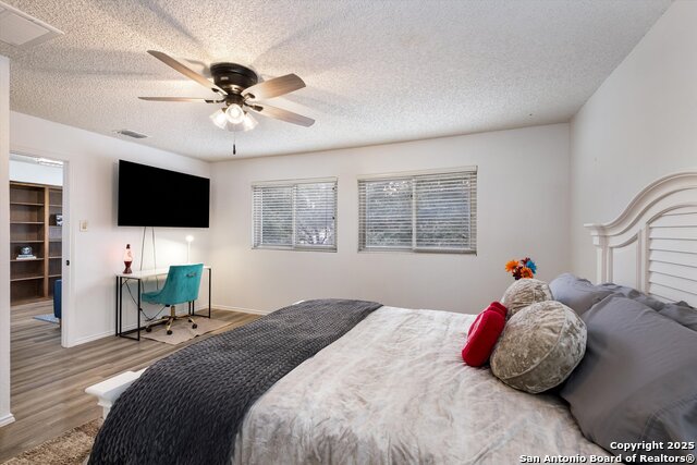 Listing photo id 20 for 19903 Encino Ridge