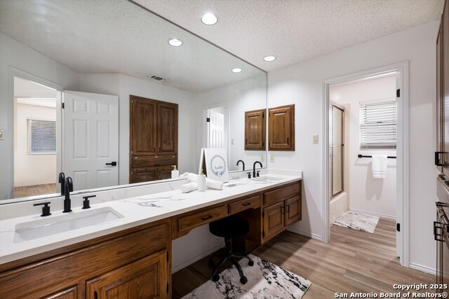 Listing photo id 22 for 19903 Encino Ridge