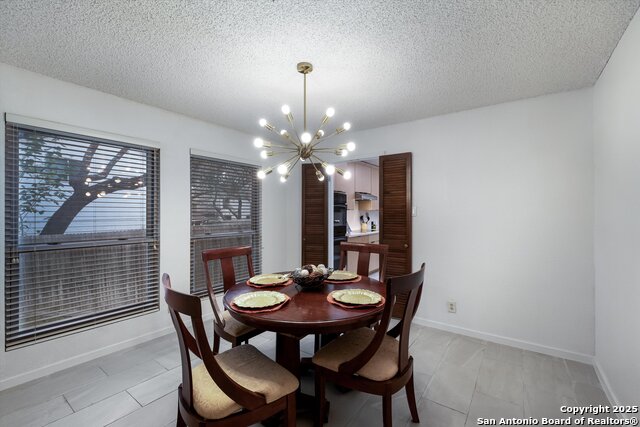 Listing photo id 4 for 19903 Encino Ridge