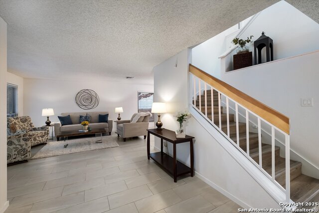 Listing photo id 5 for 19903 Encino Ridge
