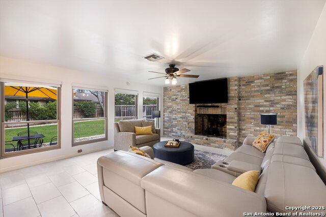 Listing photo id 6 for 19903 Encino Ridge