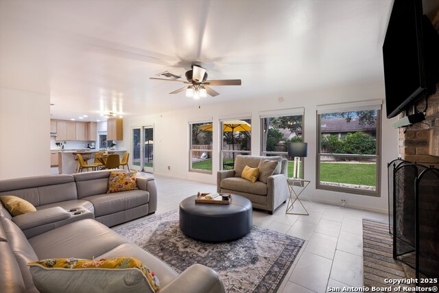 Listing photo id 7 for 19903 Encino Ridge