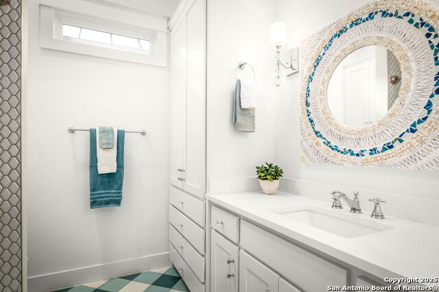 Image 14 of 15 For 653 Center