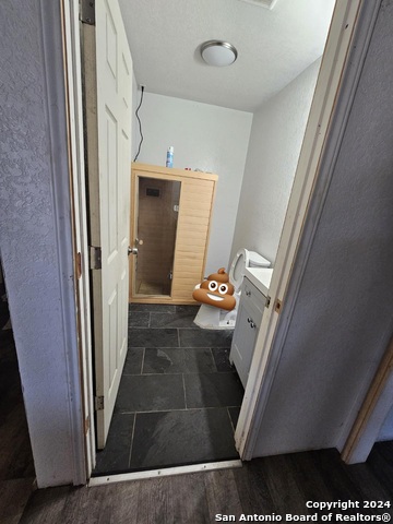 Listing photo id 6 for 1519 Steves Ave