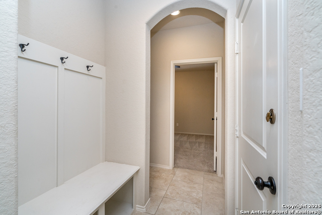 Listing photo id 11 for 9142 Yearling St