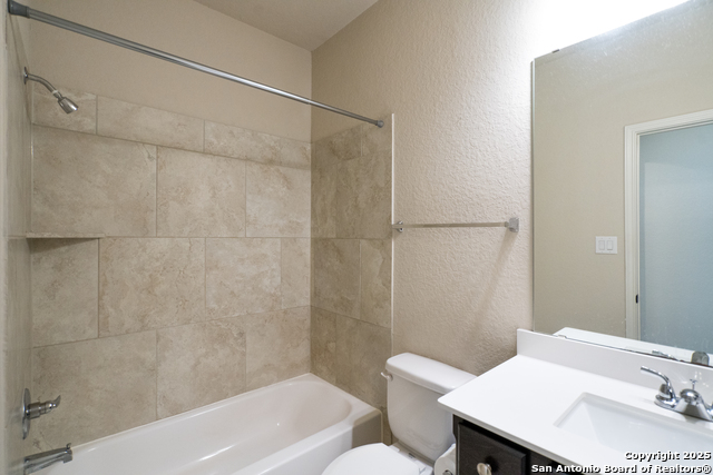 Listing photo id 15 for 9142 Yearling St