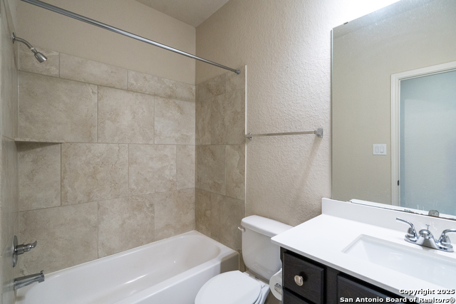 Listing photo id 16 for 9142 Yearling St