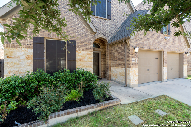 Listing photo id 1 for 9142 Yearling St