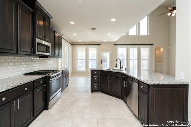 Listing photo id 33 for 9142 Yearling St