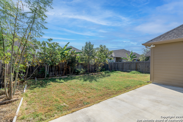 Listing photo id 51 for 9142 Yearling St