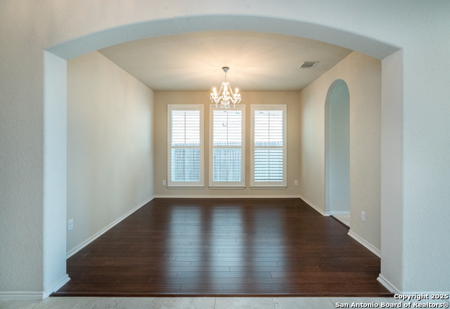 Listing photo id 5 for 9142 Yearling St