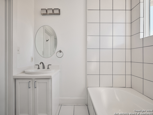 Image 16 of 31 For 400 Guenther Street E 1203