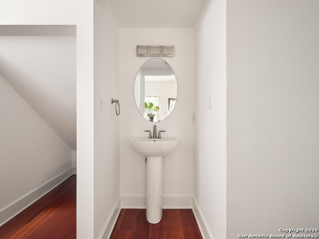 Image 19 of 31 For 400 Guenther Street E 1203