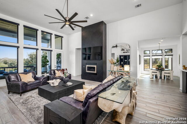 Listing photo id 12 for 1408 Corkscrew