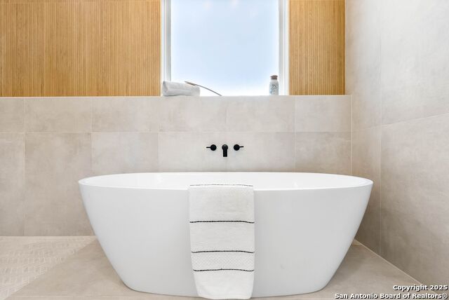 Image 28 of 56 For 456 Rio Azul Dr