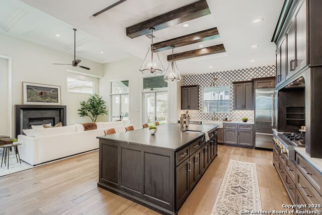 Listing photo id 11 for 6907 Bluff Run