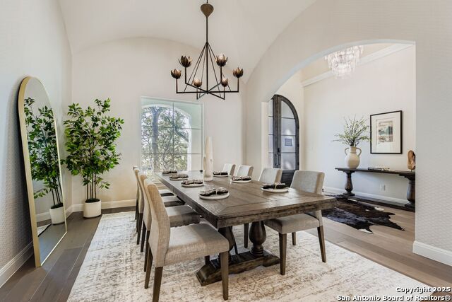 Listing photo id 6 for 6907 Bluff Run