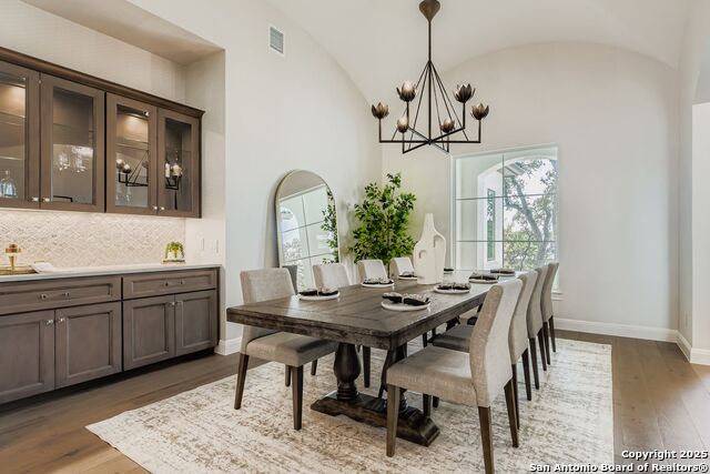 Listing photo id 7 for 6907 Bluff Run