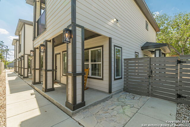 Image 2 of 19 For 523 Ruiz 103