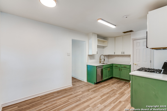 Listing photo id 8 for 3611 Devon  