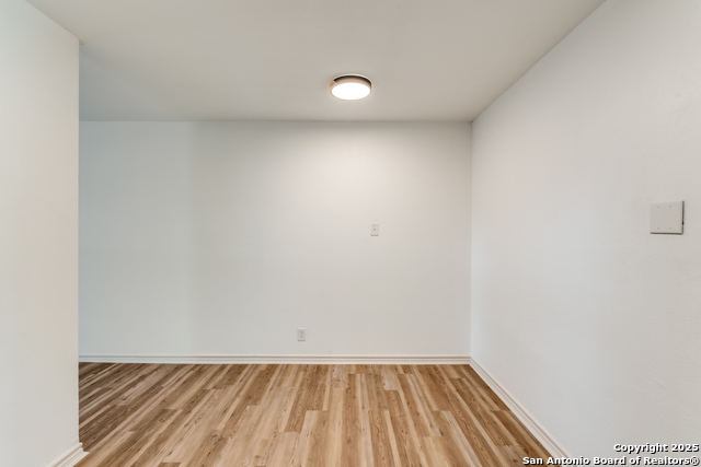 Listing photo id 9 for 3611 Devon  