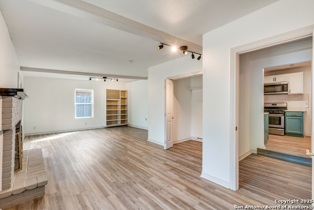 Listing photo id 11 for 3611 Devon  