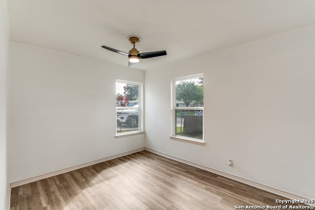 Listing photo id 14 for 3611 Devon  