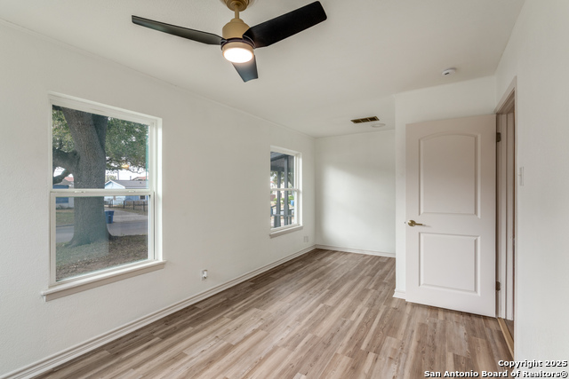 Listing photo id 15 for 3611 Devon  