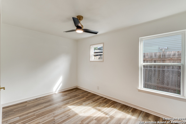 Listing photo id 16 for 3611 Devon  