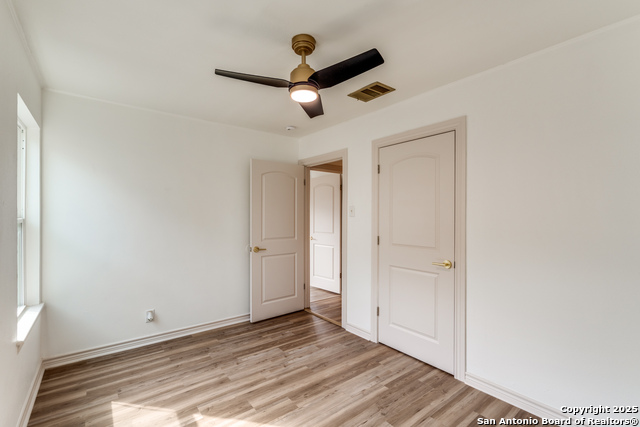 Listing photo id 17 for 3611 Devon  