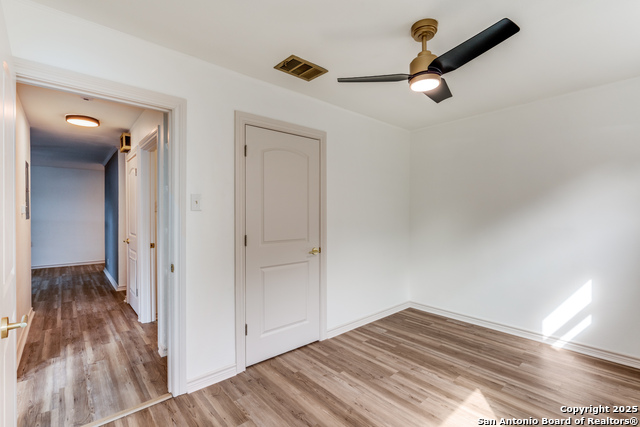 Listing photo id 18 for 3611 Devon  