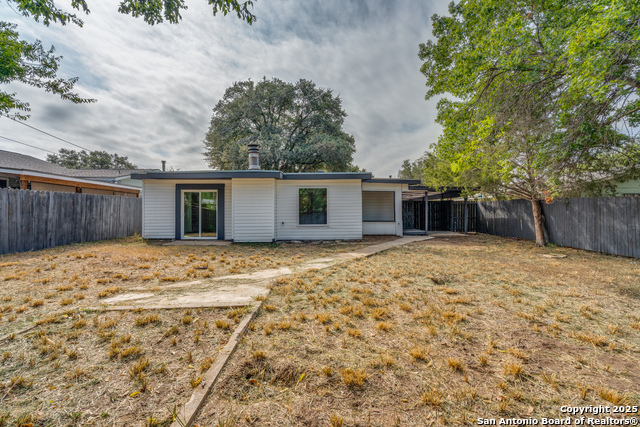 Listing photo id 22 for 3611 Devon  