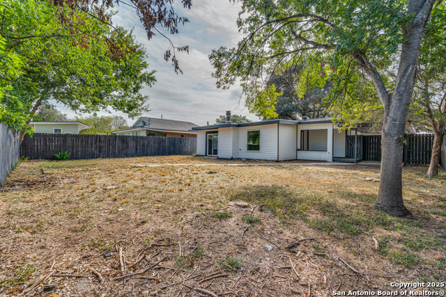 Listing photo id 23 for 3611 Devon  