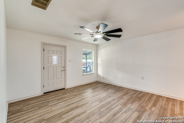 Listing photo id 3 for 3611 Devon  