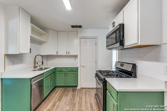 Listing photo id 7 for 3611 Devon  