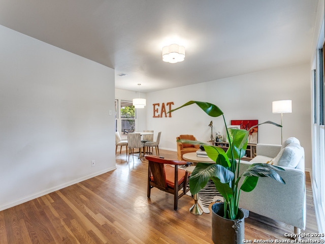 Listing photo id 8 for 2022 Edgehill Dr