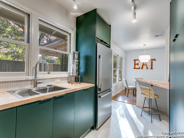 Listing photo id 9 for 2022 Edgehill Dr