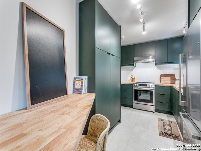 Listing photo id 10 for 2022 Edgehill Dr