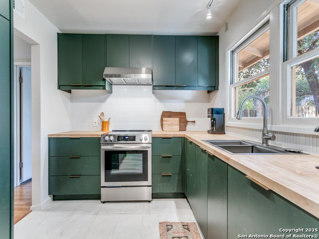 Listing photo id 11 for 2022 Edgehill Dr