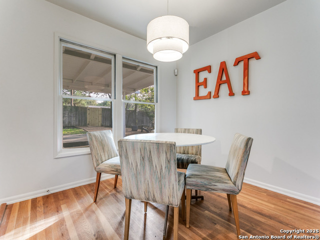 Listing photo id 12 for 2022 Edgehill Dr