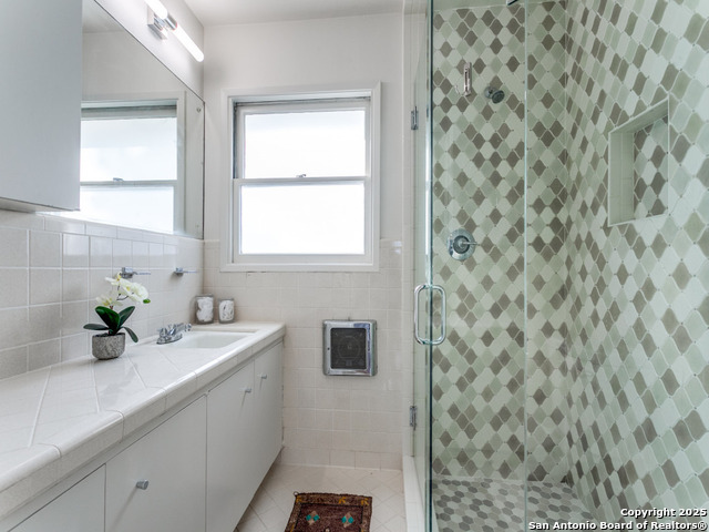 Listing photo id 16 for 2022 Edgehill Dr