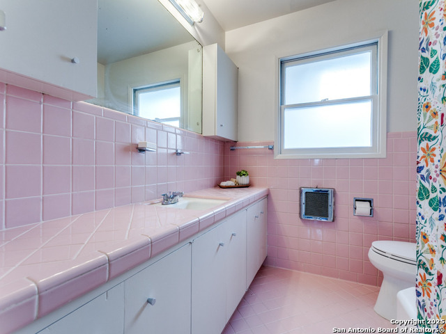 Listing photo id 17 for 2022 Edgehill Dr